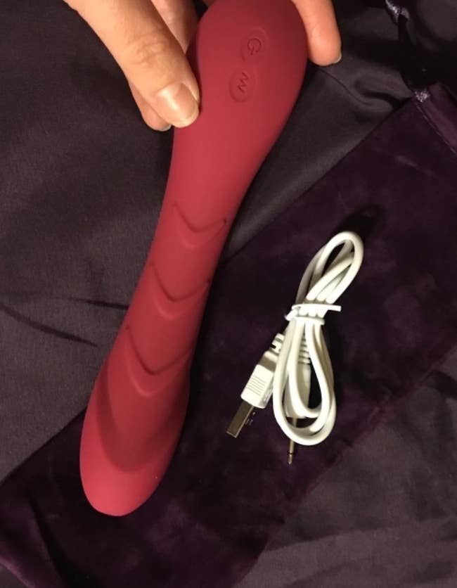 Reviewer holding vibrator to display ridges on shaft
