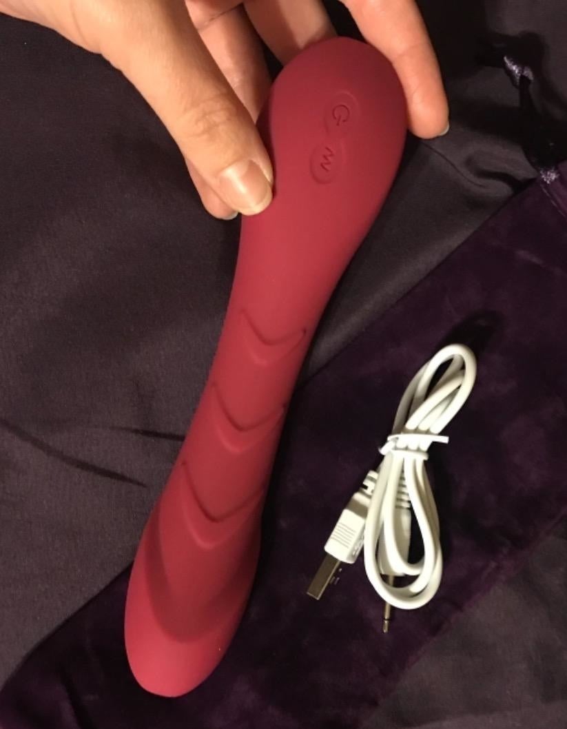 Reviewer holding vibrator to display ridges on shaft