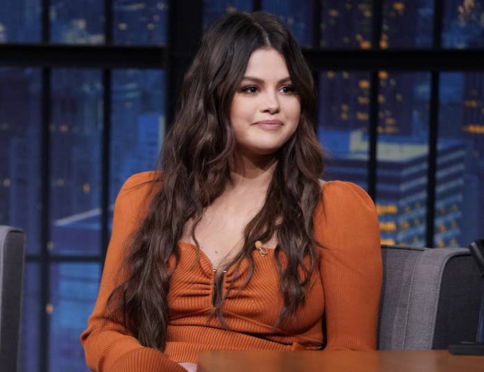 Selena attends a talk show with long wavy hair