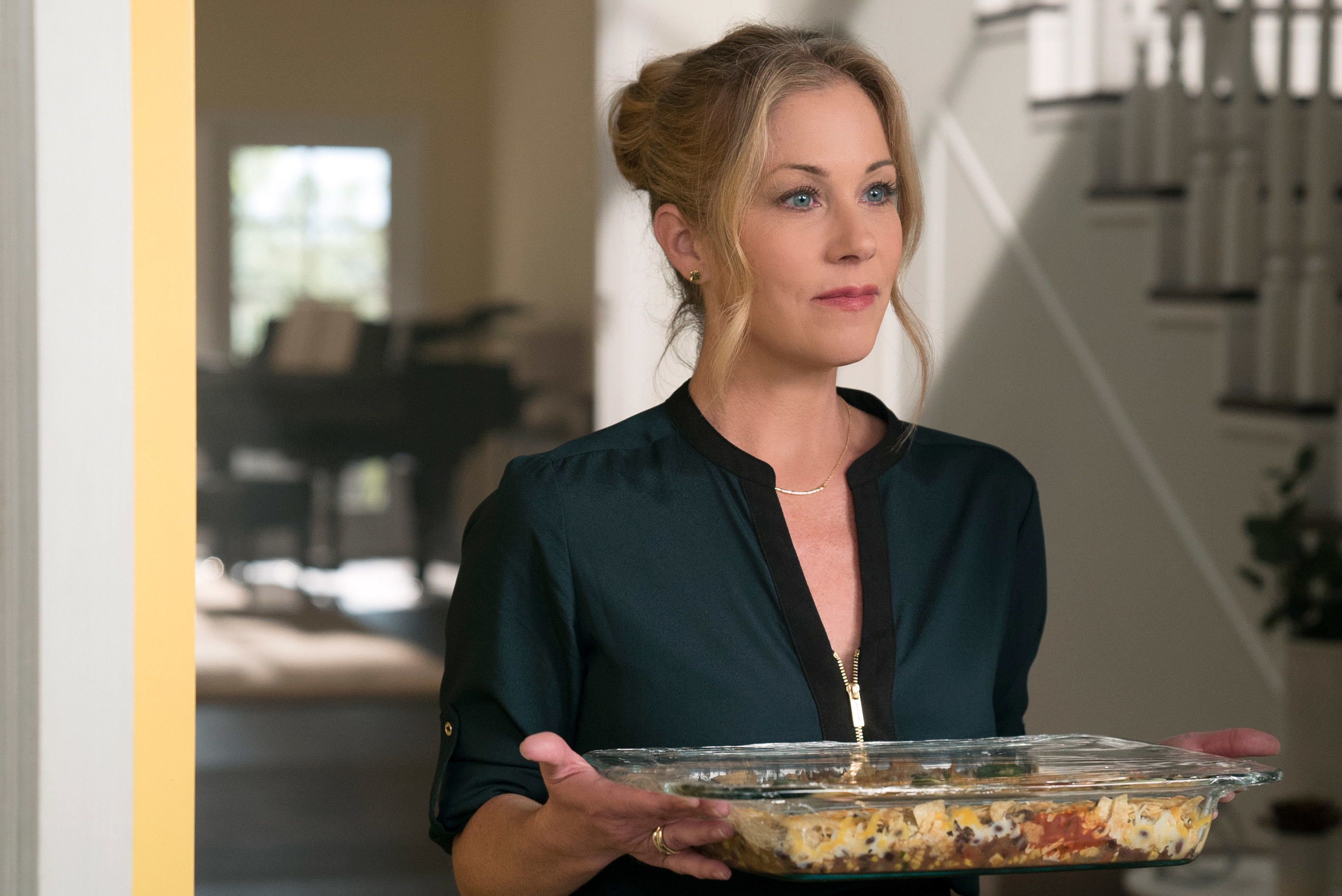 Jen with a casserole in the Dead to Me pilot