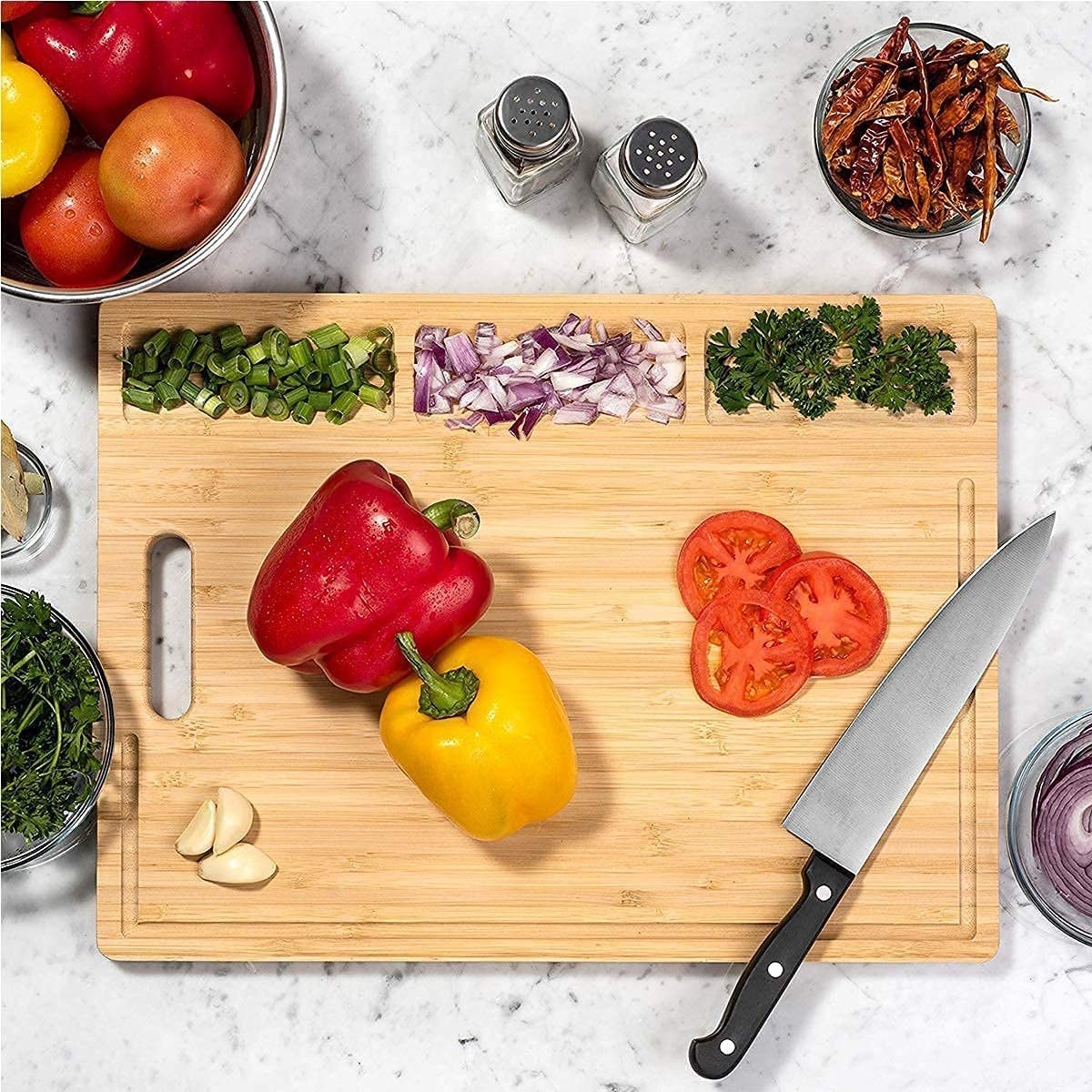 The cutting board with ingredients on ot
