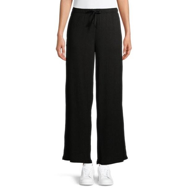 a person wearing the pants in black