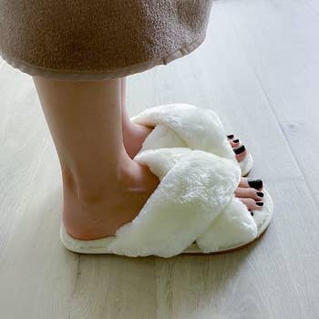 reviewer wearing the slippers in white