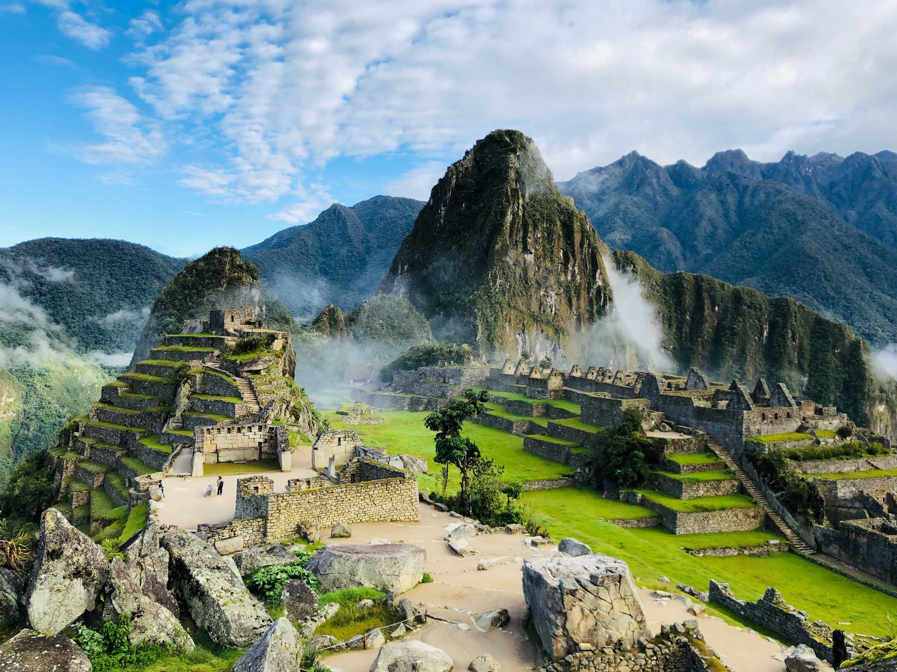 的印加古城马丘比丘在晨曦中,在后台与秘鲁南部山。