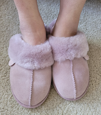 reviewer wearing slippers in dusty pink color