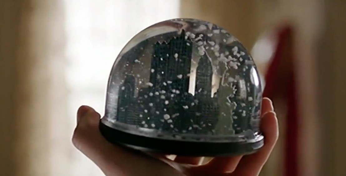 Carrie Diaries holding snow globe