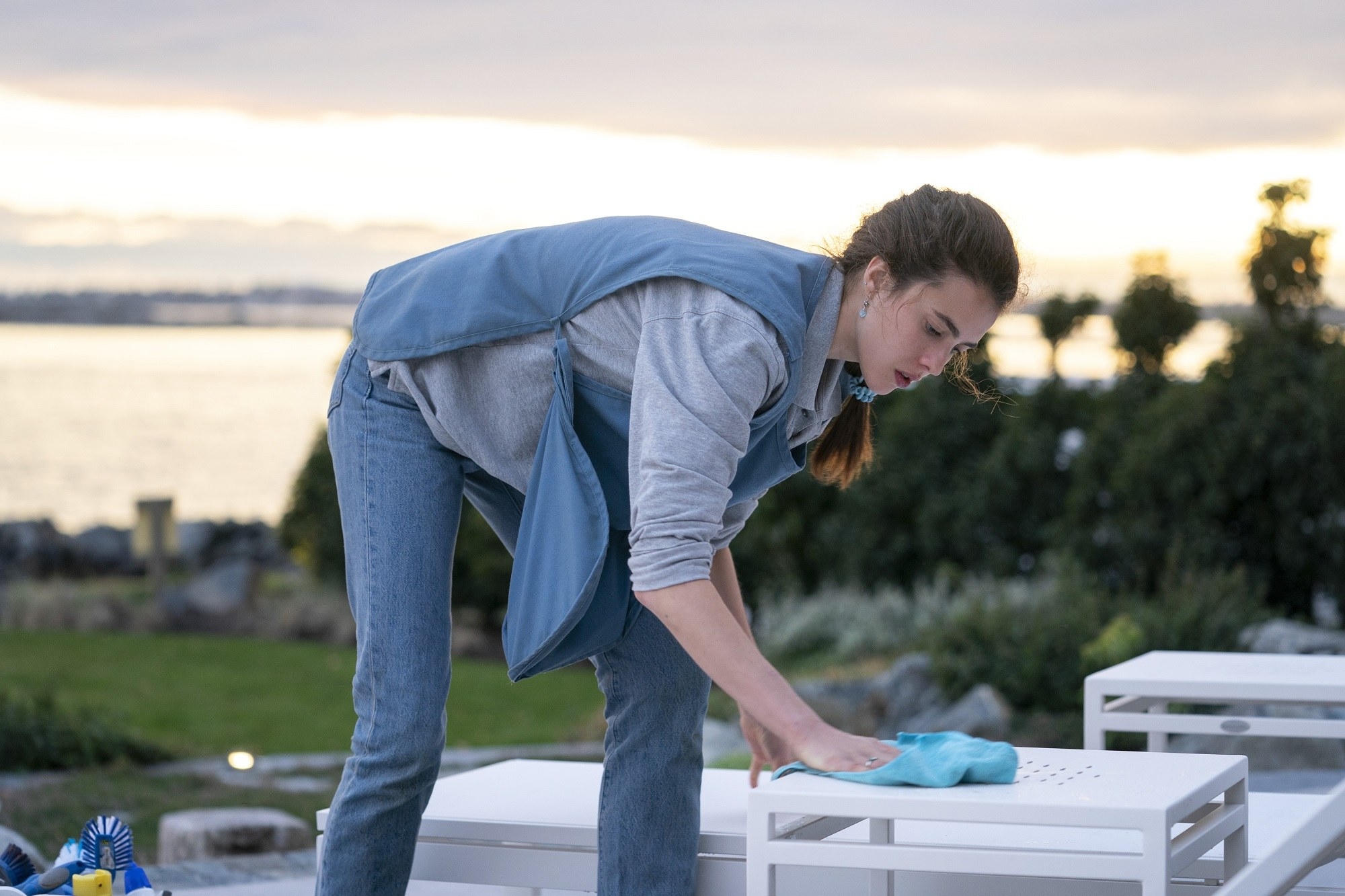 Alex cleans a house in the Netflix series &quot;Maid&quot;