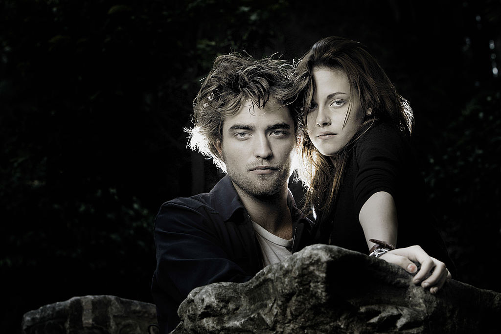 Robert Pattinson and Kristen Stewart pose for the &#x27;Twilight&#x27; portrait session