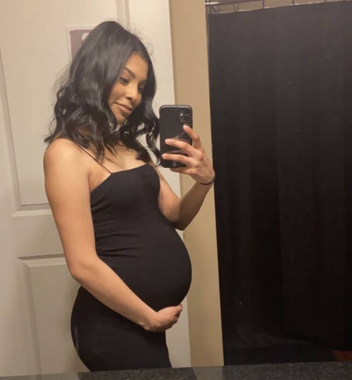Nydia taking a mirror selfie while 7 months pregnant