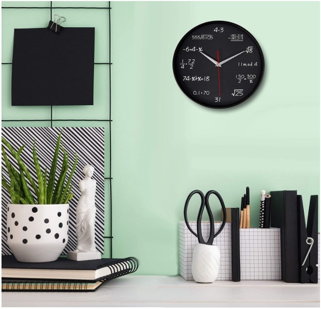 Foto de escritorio con reloj de pared con diseño de matemáticas