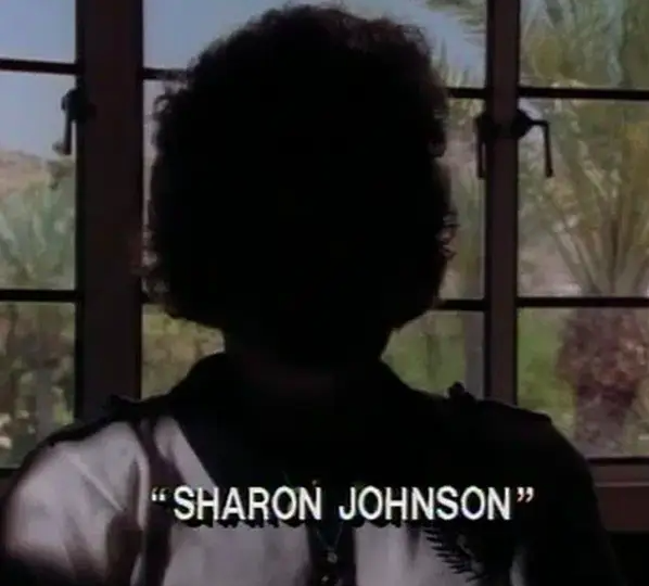 一个女人# x27; s脸模糊,她的名字叫莎朗·约翰逊说