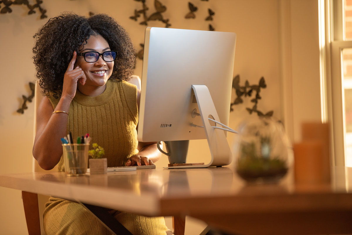 Woman using monitor wearing Echo Frames glasses with blue light lenses