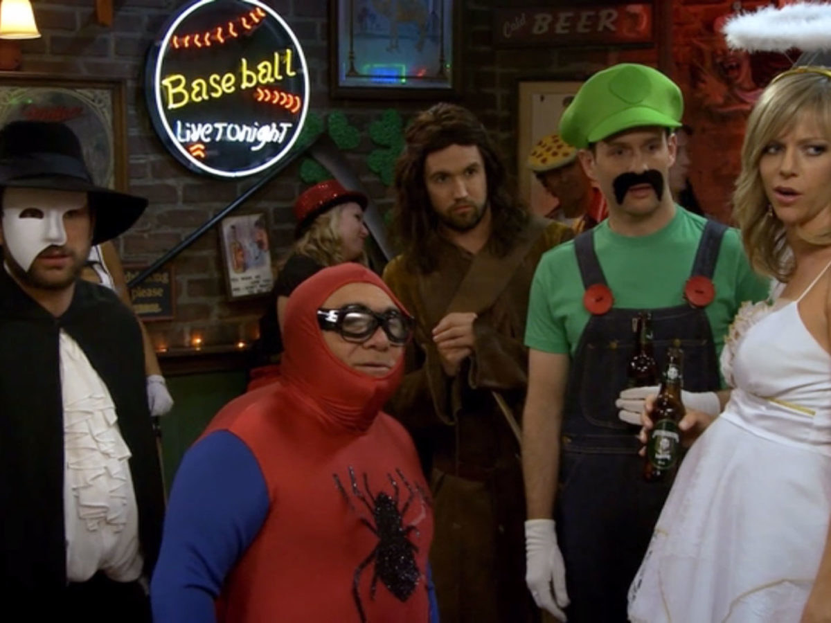 Charlie Day, Danny Devito, Rob McElhenney, Glenn Howerton, and Kaitlin Olson chatting in their costumes