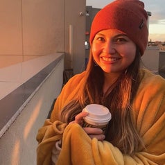 A reviewer wearing a dark orange beanie
