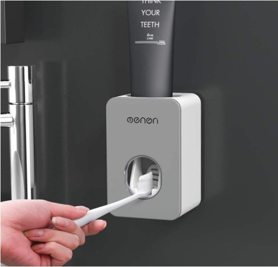 Imágen de persona utilizando el dispensador automático de pasta dental.