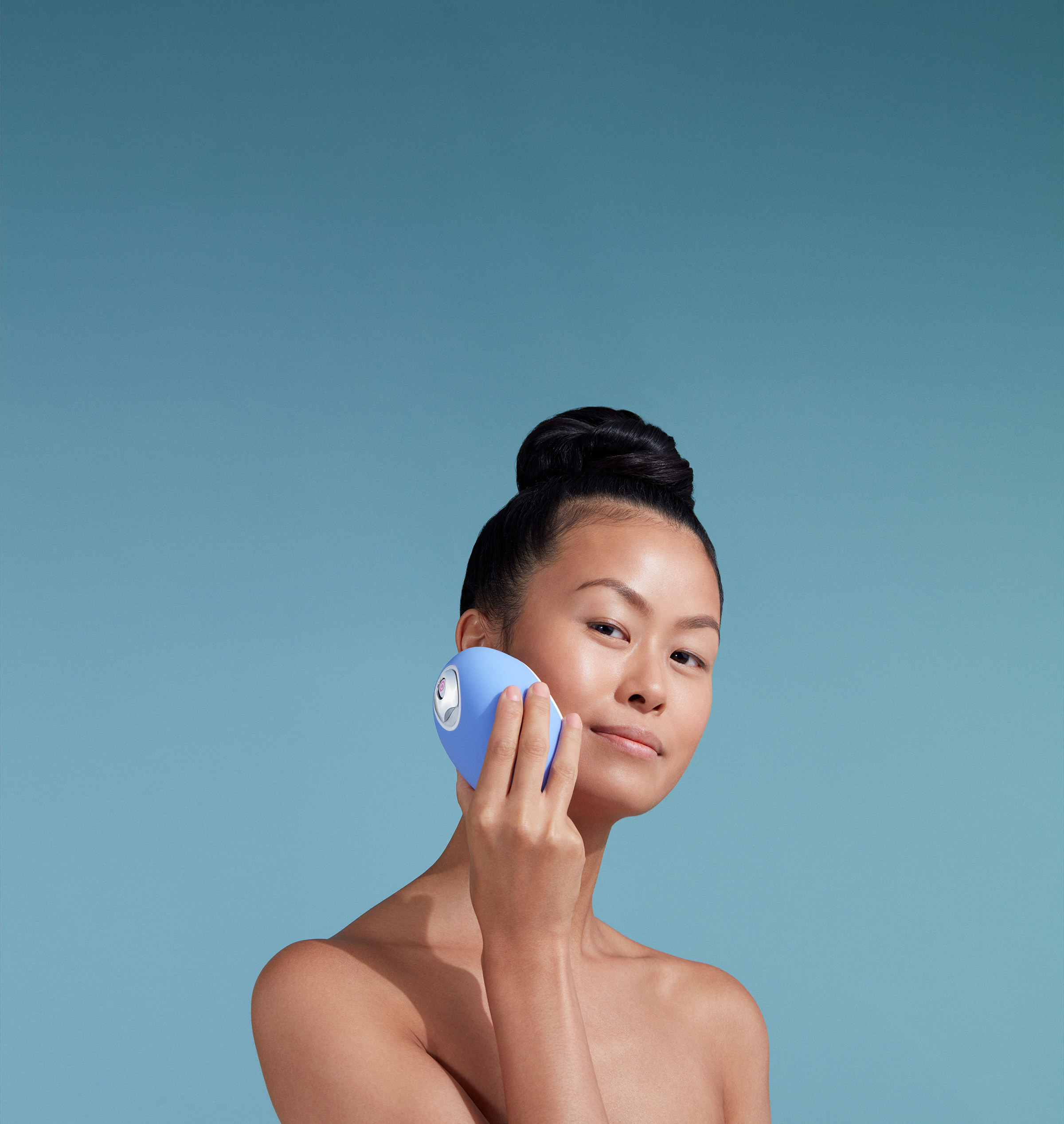 A woman uses a Droplette system.