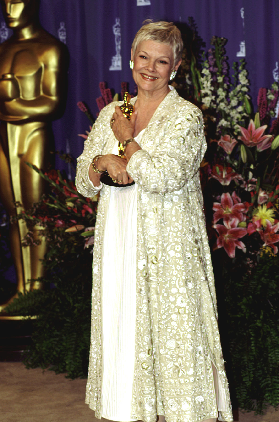 Judi Dench holding her Oscar