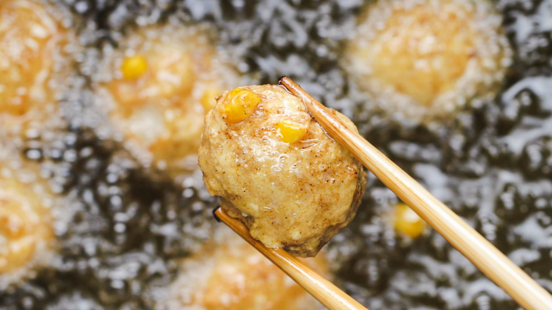 陶器で作られており、星型や円を切り抜かれて、スイッチを入れると美しい。