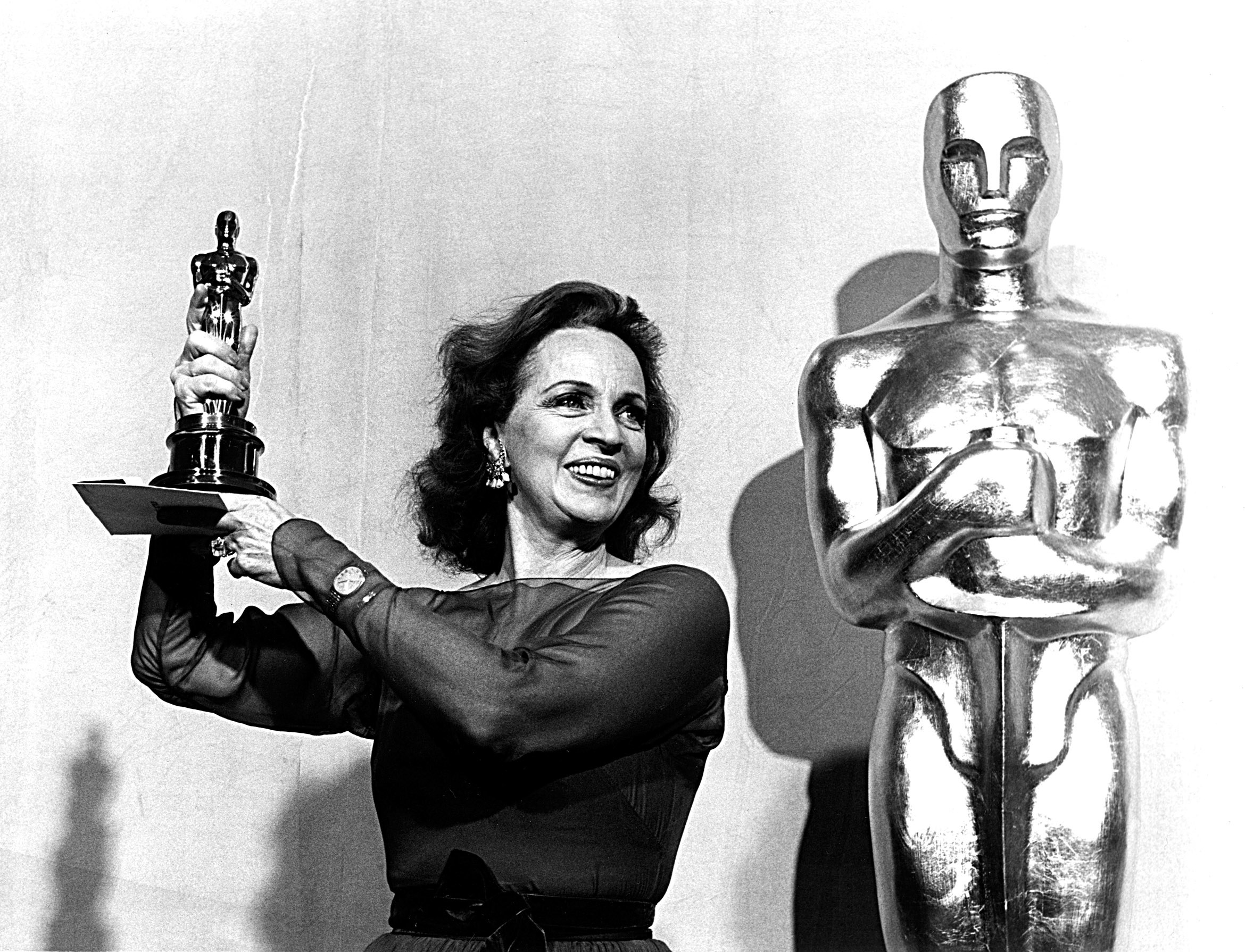 Beatrice Straight holds her Oscar up high