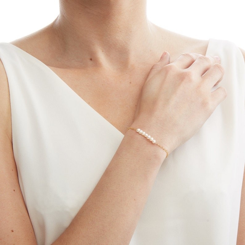 model wearing freshwater pearl bracelet