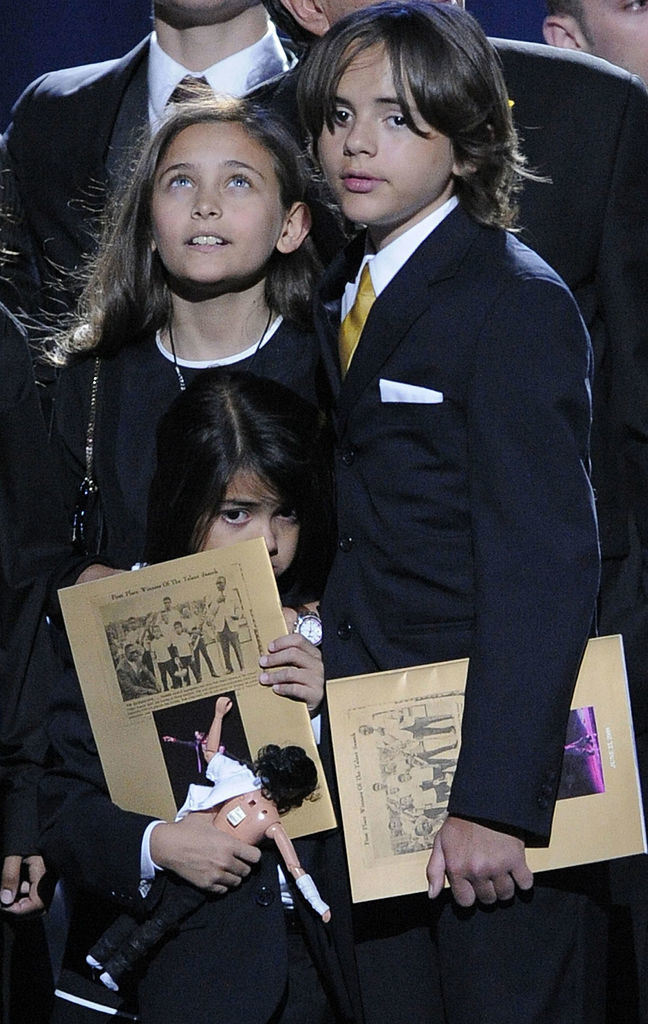 Paris and Prince as kids at their dad&#x27;s funeral