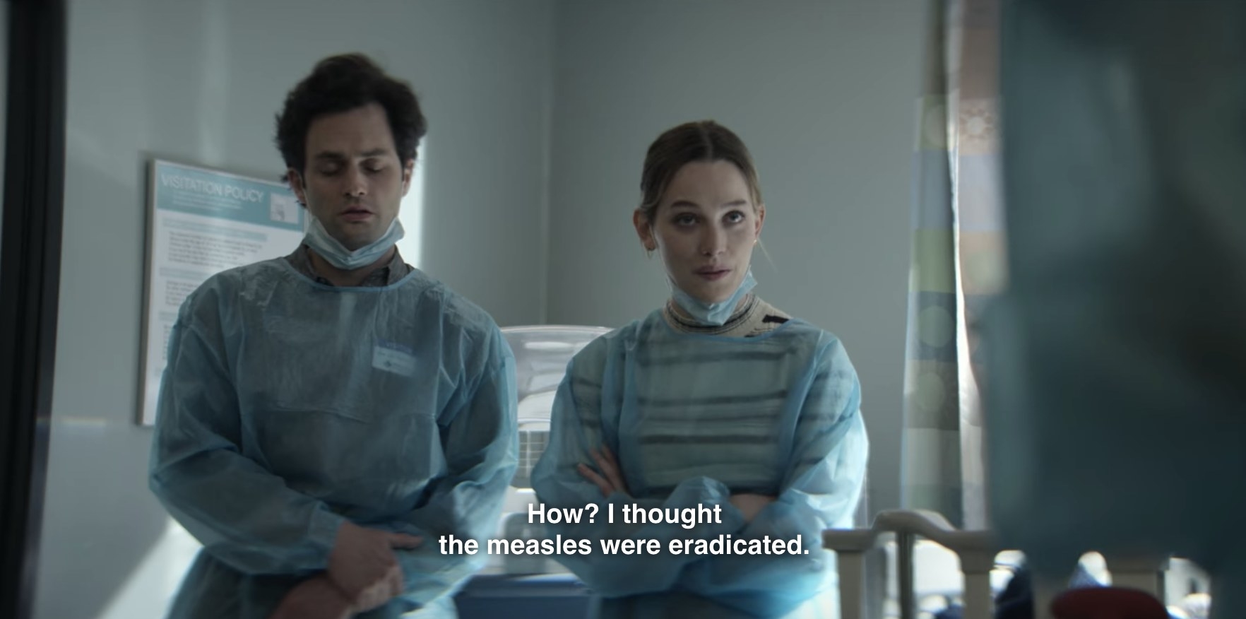 Joe (Penn Badgley)  e Love (Victoria Pedretti) vestindo jaleco no hospital