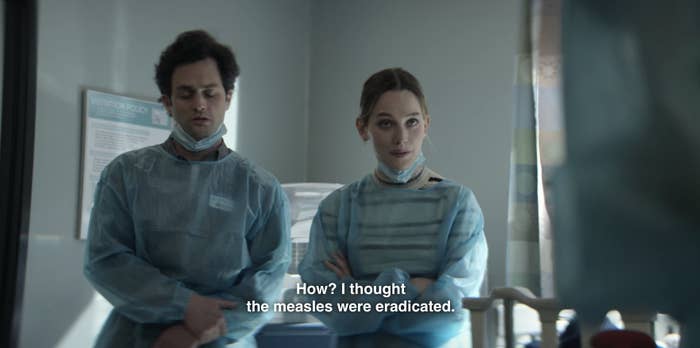 乔(佩恩•贝格利)和爱(维多利亚Pedretti)穿蓝色在医院实习医生风云。标题:如何?我想根除麻疹