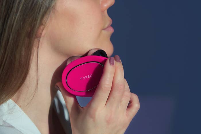 How to use the FOREO BEAR microcurrent facial device
