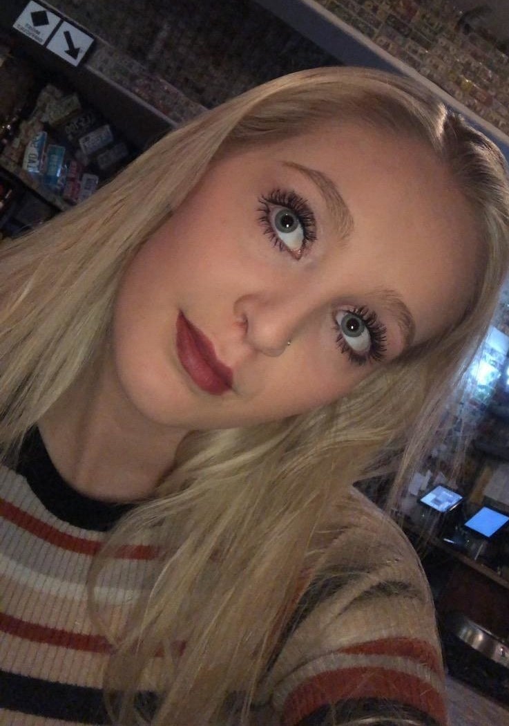 a reviewer using the mascara