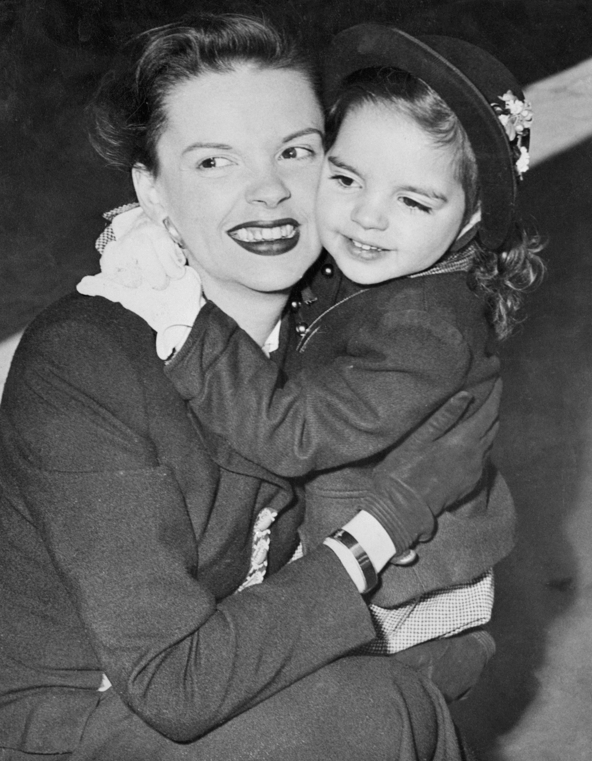 Judy Garland hugging a young Liza Minnelli