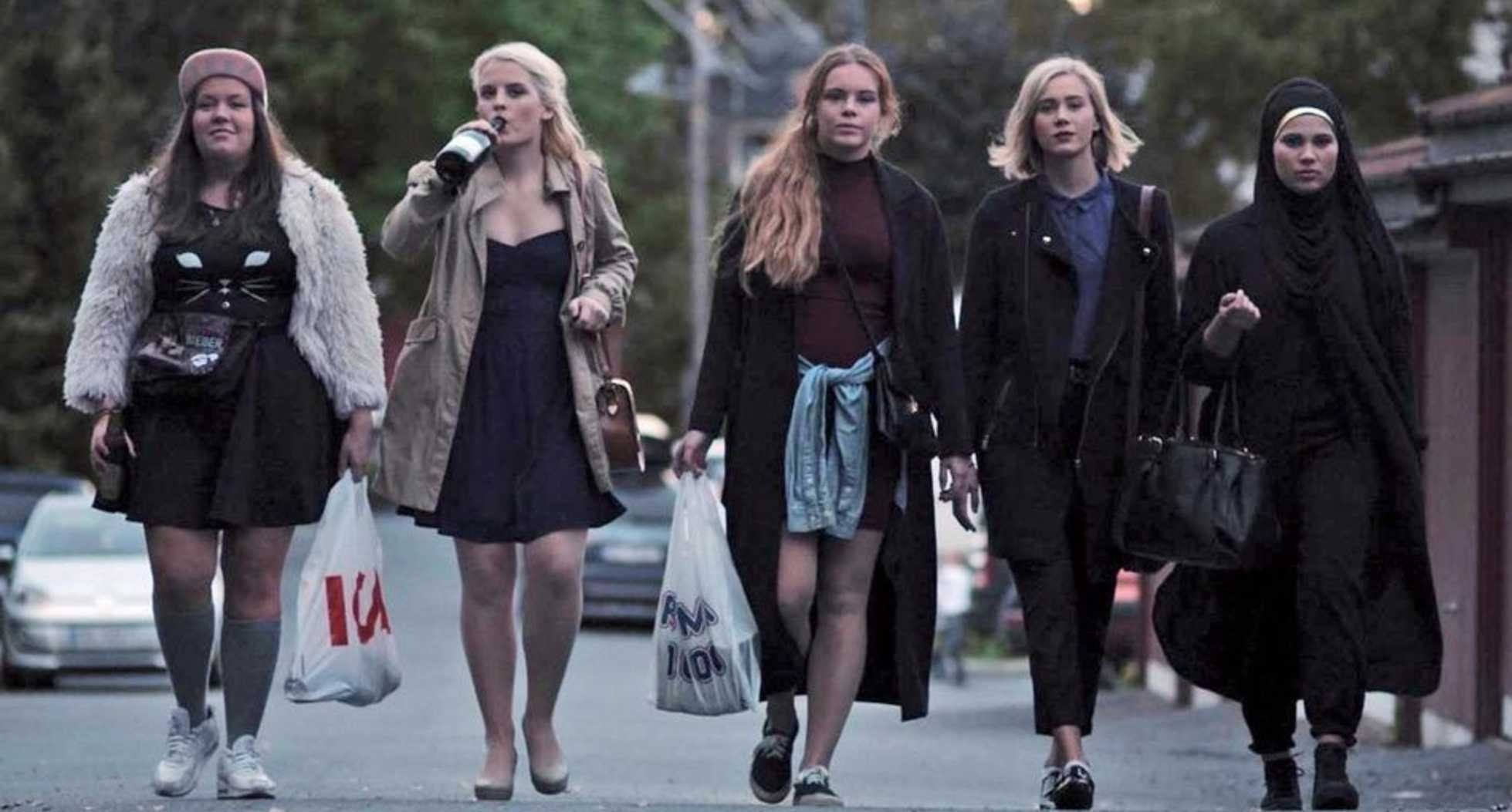 形式从左到右:克里斯,Vilde, Eva, Noora, Sana走在街上一起对着镜头。