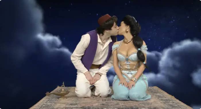 Pete and Kim kissing on SNL