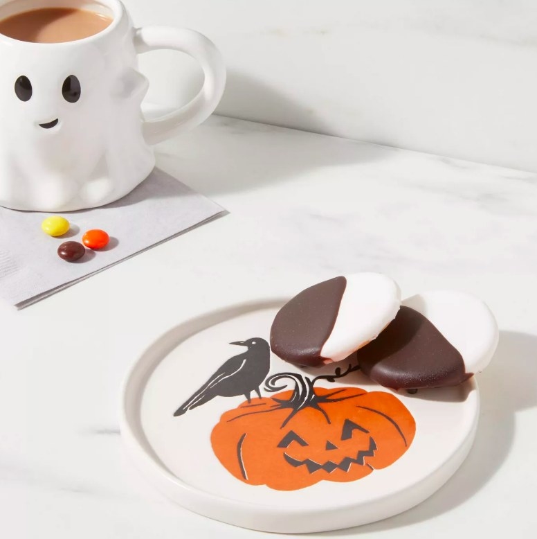 The plate with a pumpkin and raven design