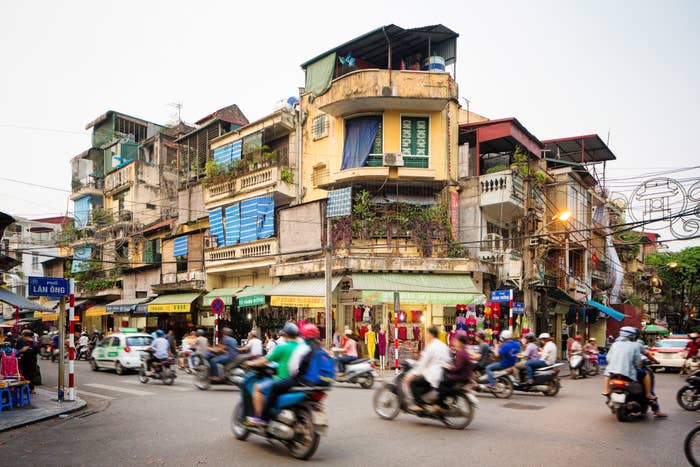 在越南一个繁忙的街道。