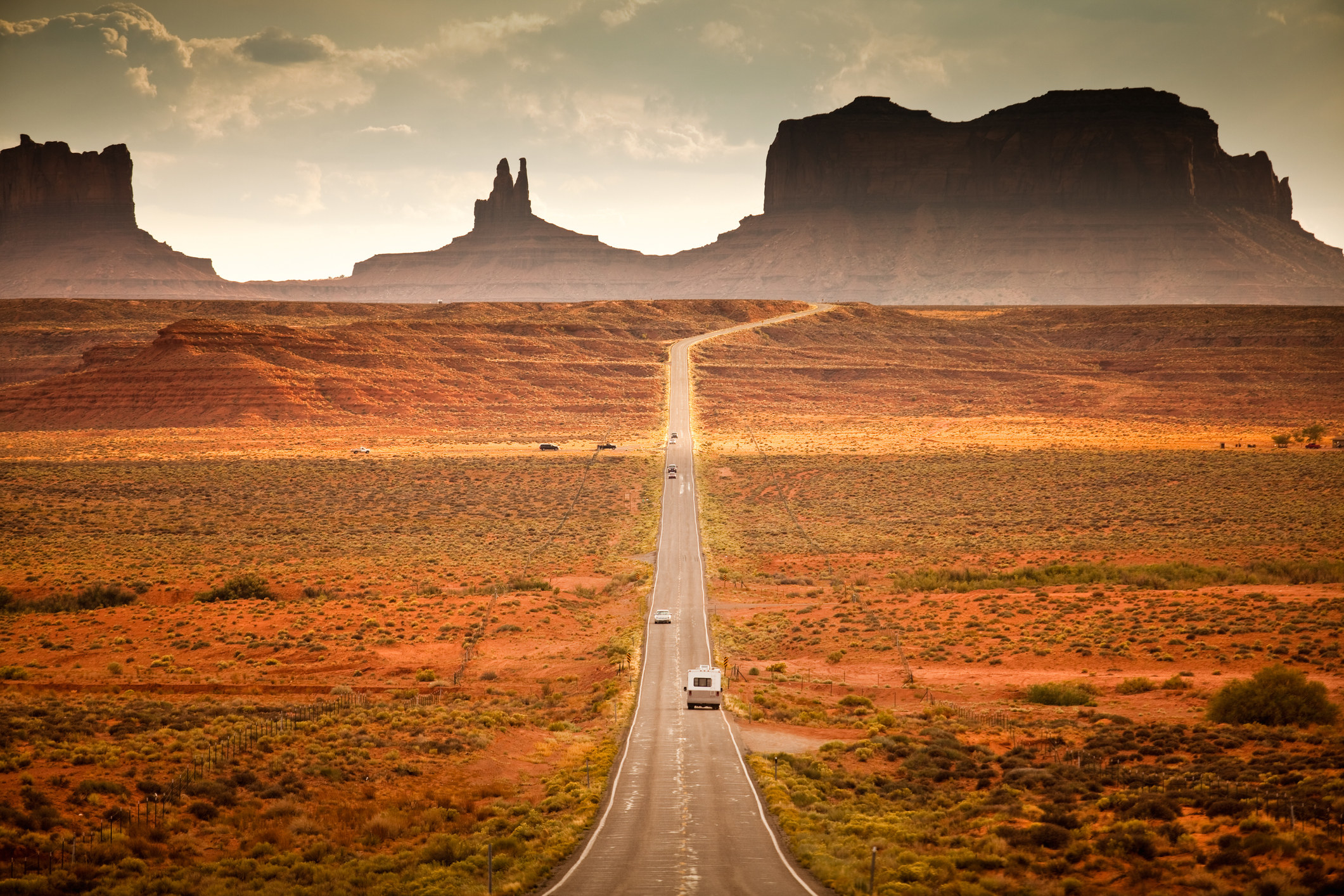 汽车在宽阔道路在犹他州。