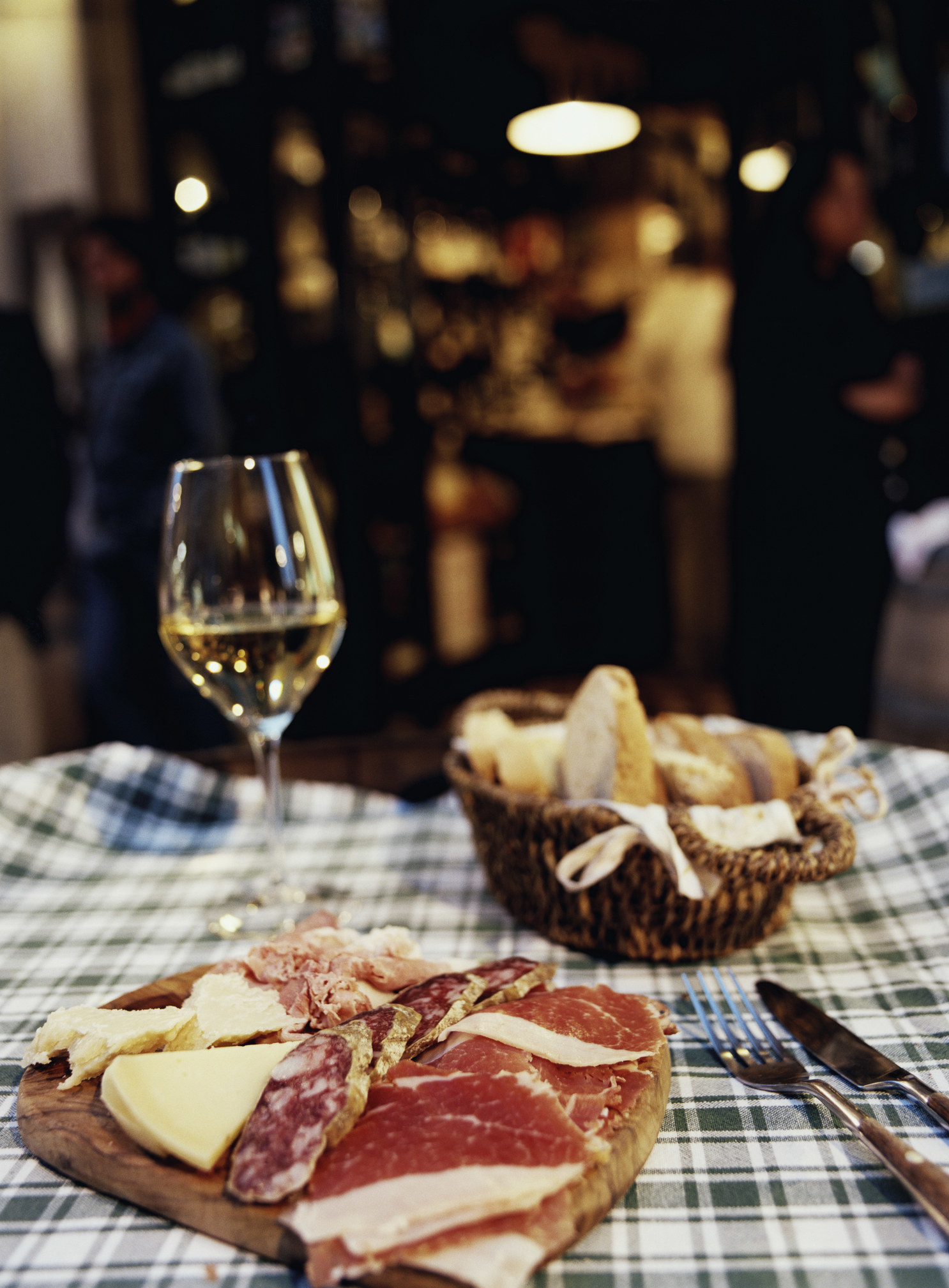 一个表用酒、面包、奶酪和肉在意大利。