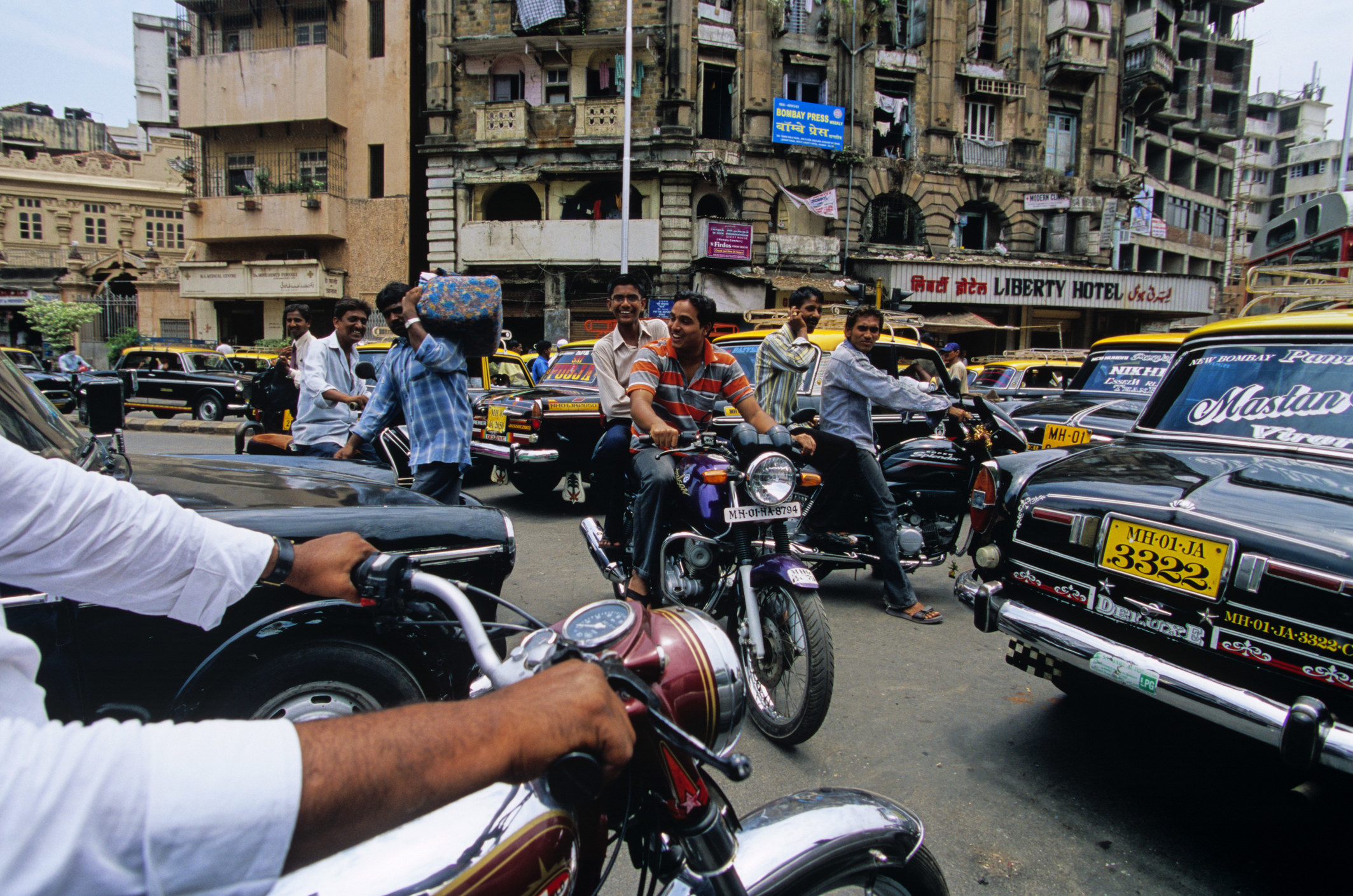 在印度孟买,一个繁忙的道路。