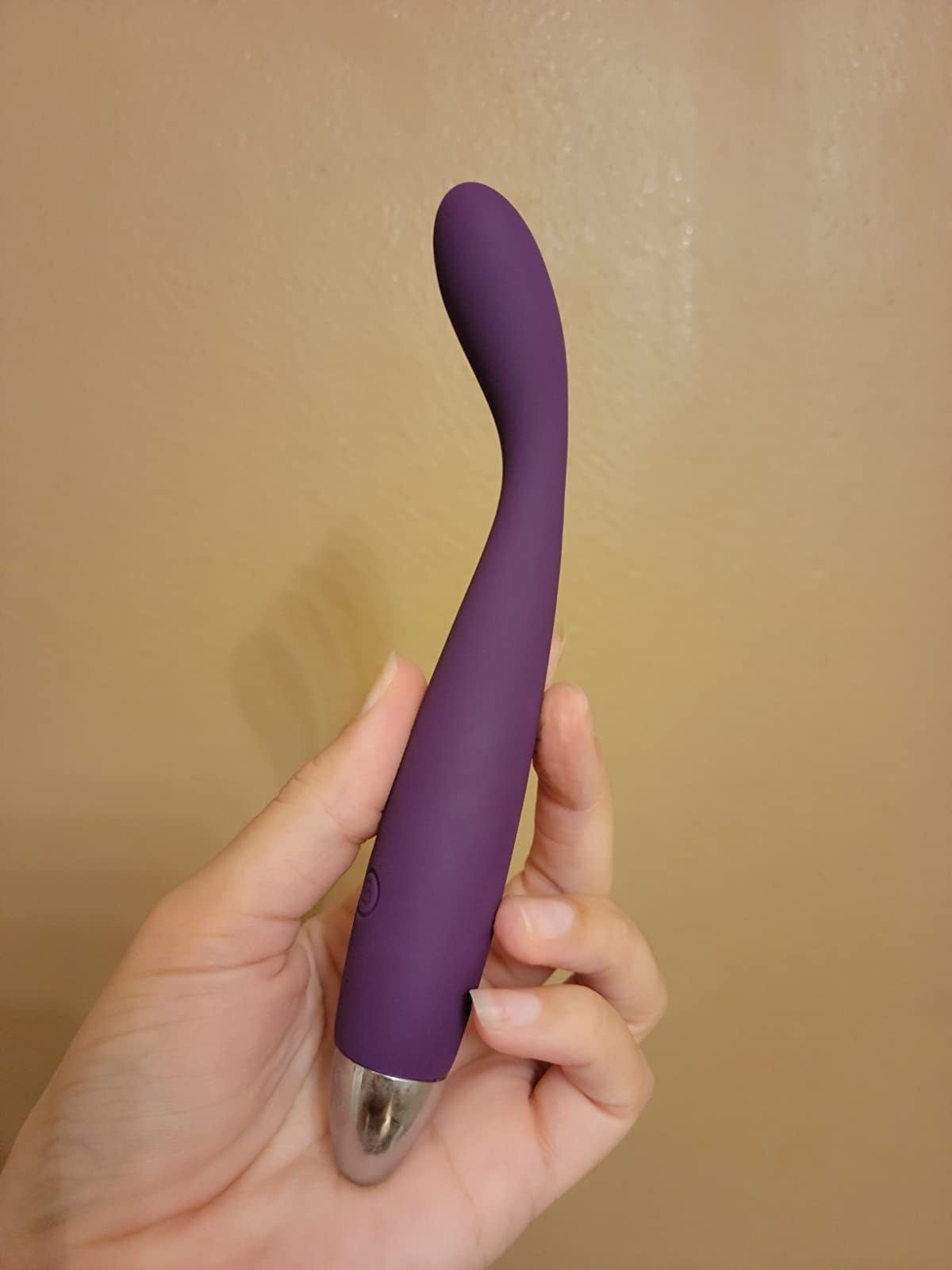 A reviewer holding the slim g-spot vibrator with a curved tip