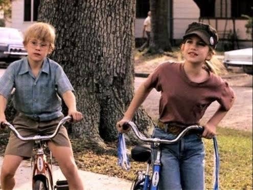 A still of Macaulay Culkin and Anna Chlumsky from the movie.
