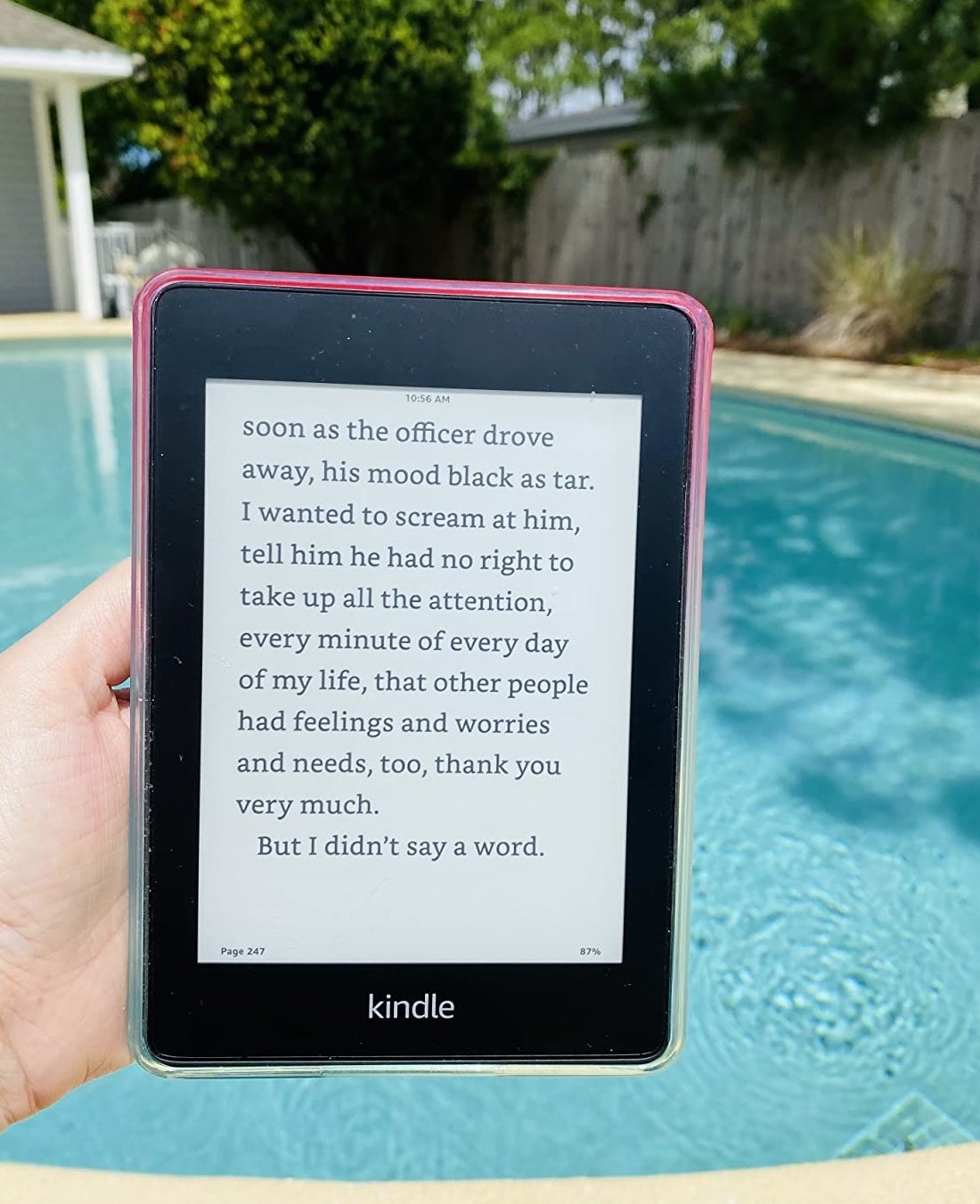 Reviewer holding the Kindle outside in the sun to show there is no glare