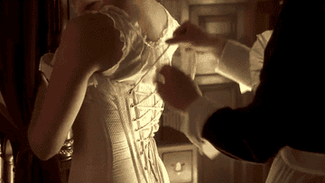 Rose&#x27;s mom lacing up her corset in Titanic