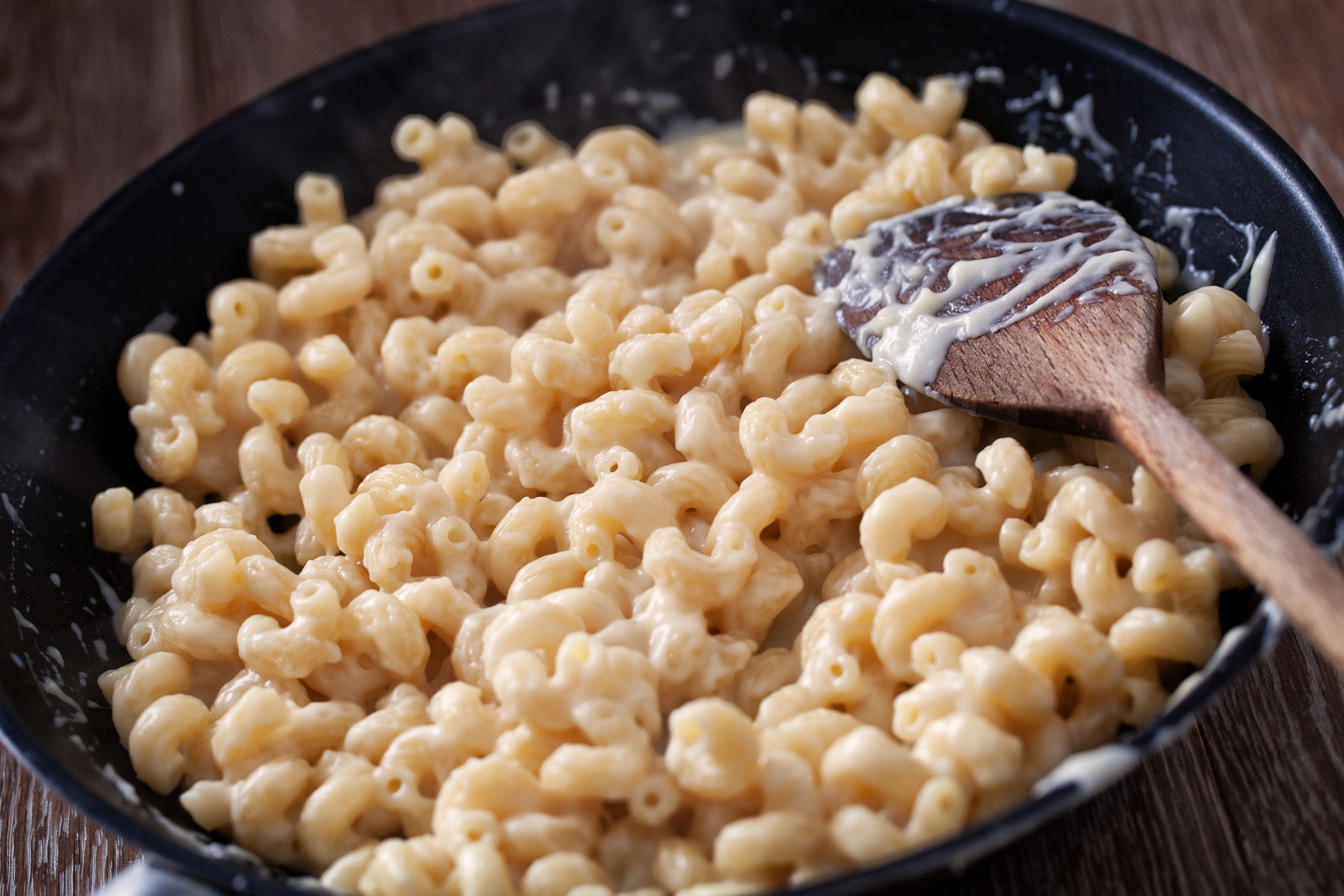 Mac &#x27;n&#x27; cheese in a skillet.