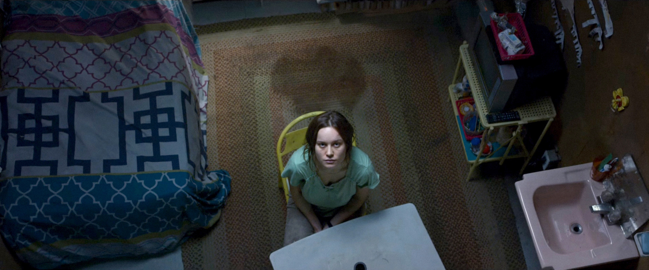 Brie Larson as Ma looks through the skylight in her prison