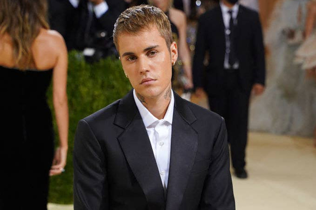 Grammys 2022: Justin Bieber mocked over hilariously baggy outfit | Newshub