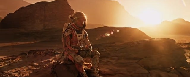 马克坐在一块岩石在“火星Martian"