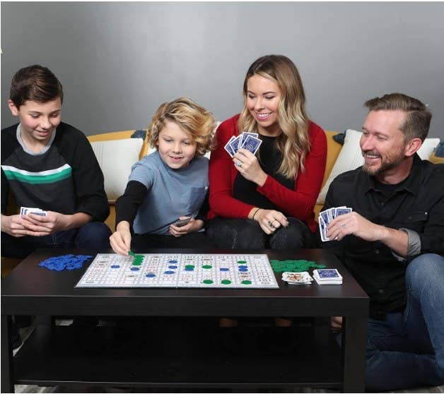  Hasbro Gaming Juego de cartas 5 Vive, juego para niños,  divertido juego familiar para edades de 8 años en adelante, juego de cartas  para 2 a 6 jugadores, multicolor : Juguetes y Juegos