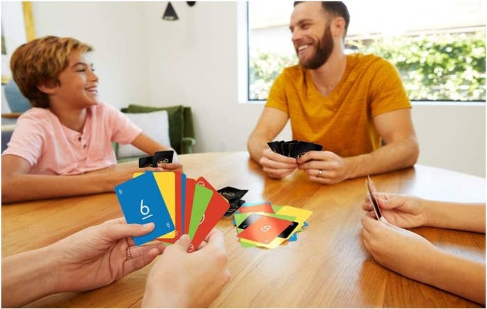 Foto de personas jugando el famoso juego de cartas UNO