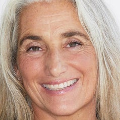 model wearing just a sec clean eyeshadow in linen