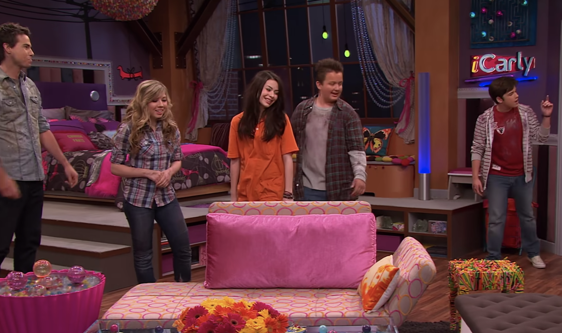 The cast in Carly&#x27;s redecorated bedroom