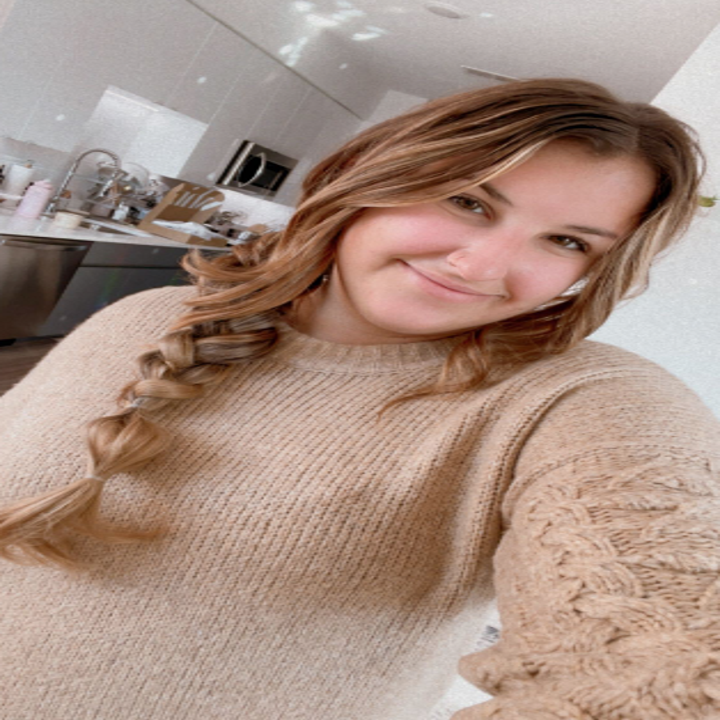 Ali Faccenda wearing extensions in a side braid